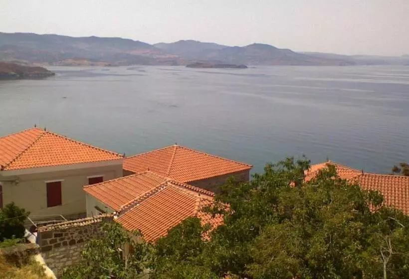 پانسیون The Schoolmistress With The Golden Eyes