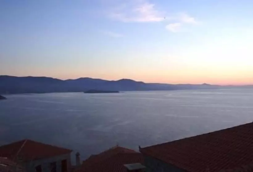 پانسیون The Schoolmistress With The Golden Eyes