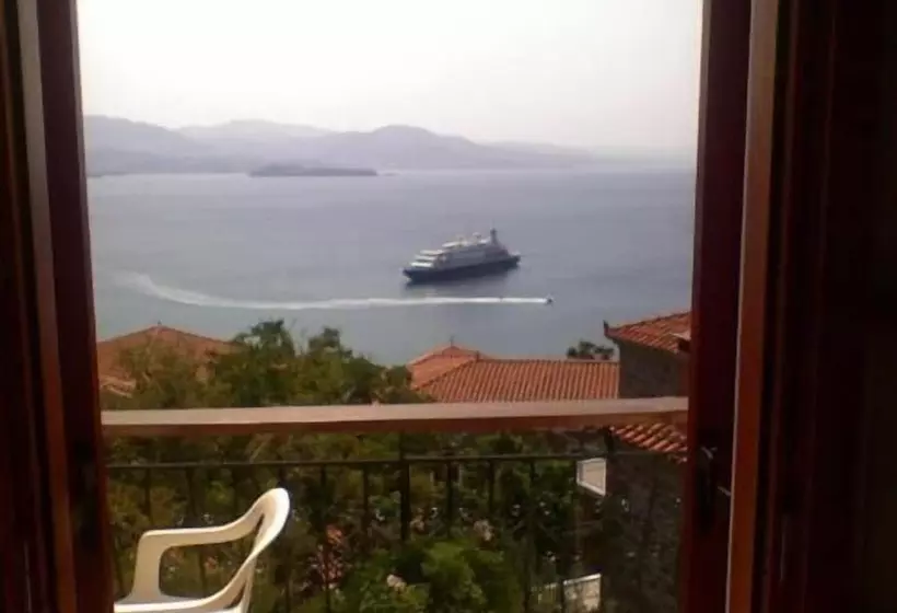 پانسیون The Schoolmistress With The Golden Eyes