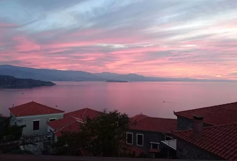 پانسیون The Schoolmistress With The Golden Eyes