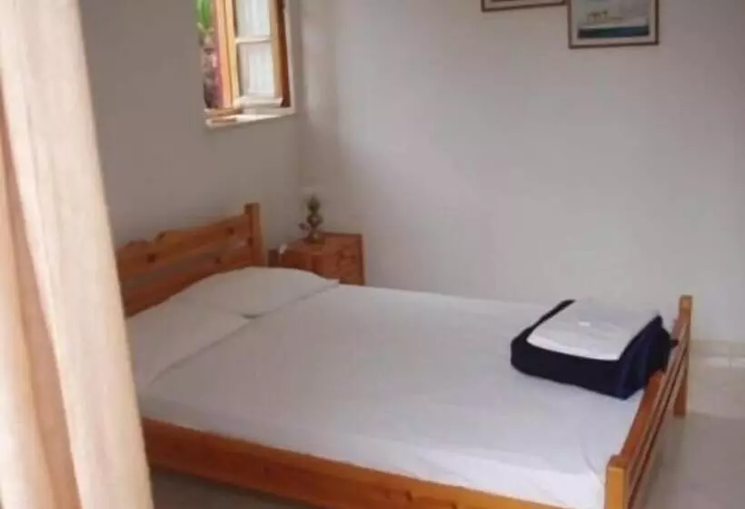 پانسیون The Schoolmistress With The Golden Eyes