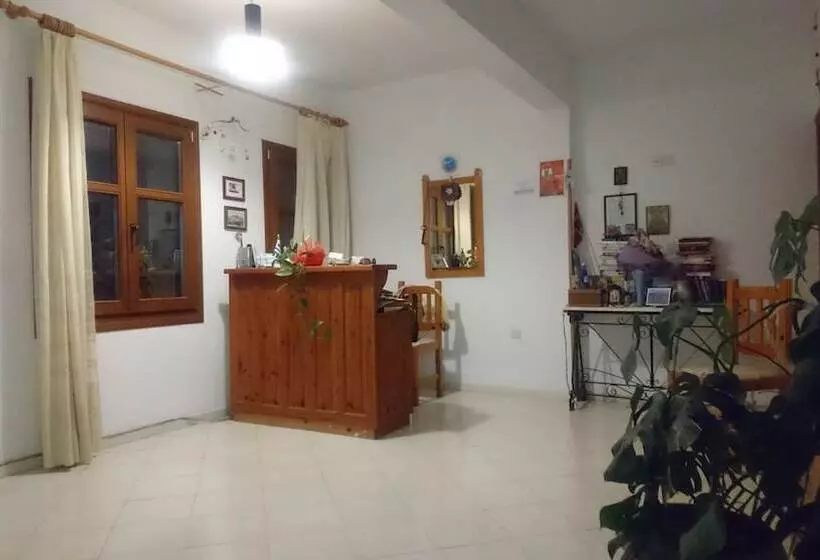 پانسیون The Schoolmistress With The Golden Eyes