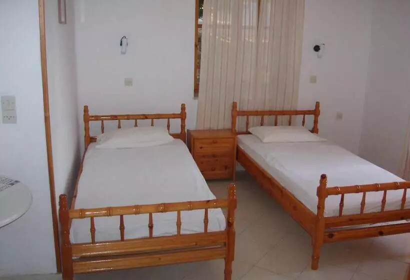 پانسیون The Schoolmistress With The Golden Eyes