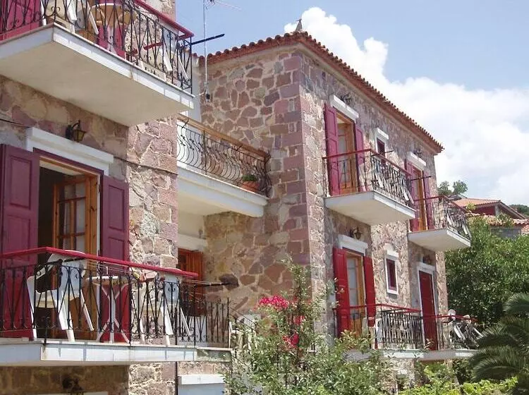 پانسیون The Schoolmistress With The Golden Eyes