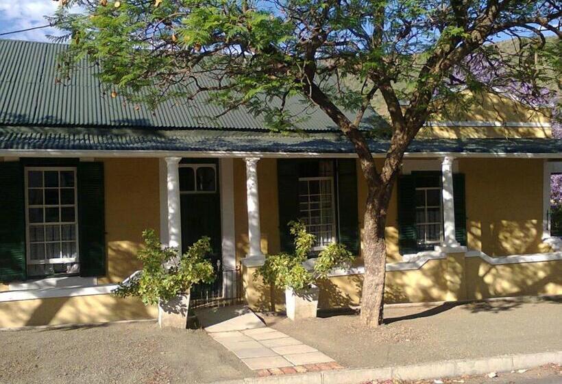 פנסיון Trackers Inn