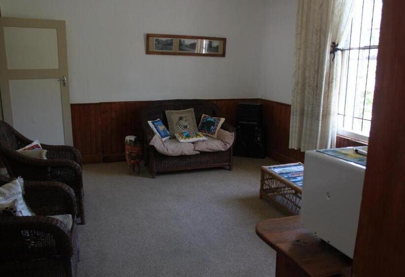 פנסיון Trackers Inn