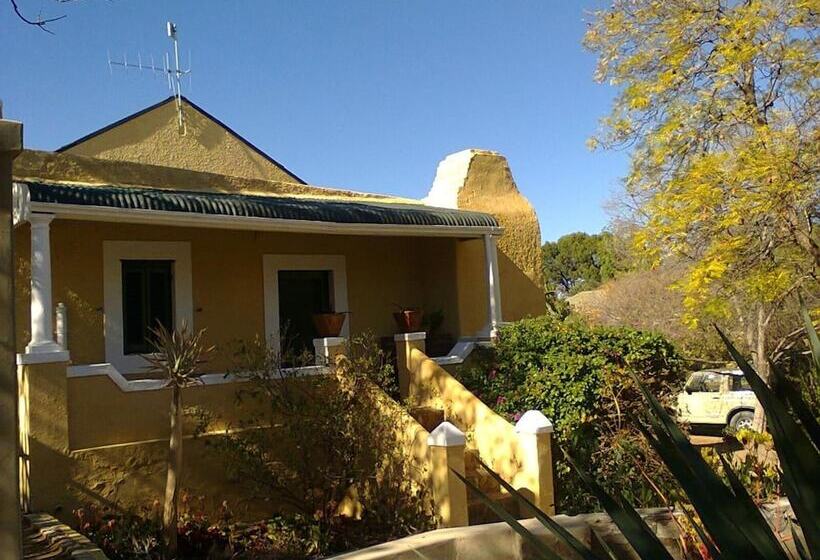 פנסיון Trackers Inn