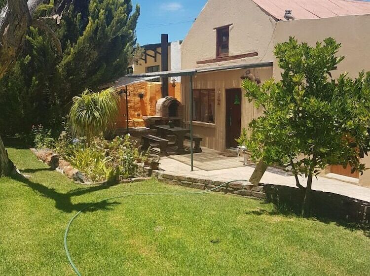 פנסיון Trackers Inn