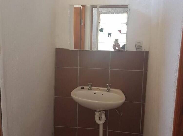 פנסיון Trackers Inn