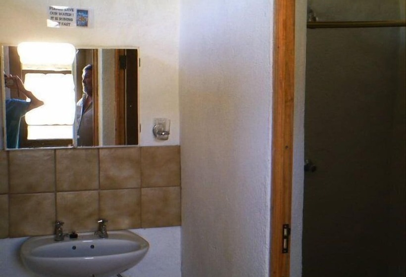 פנסיון Trackers Inn