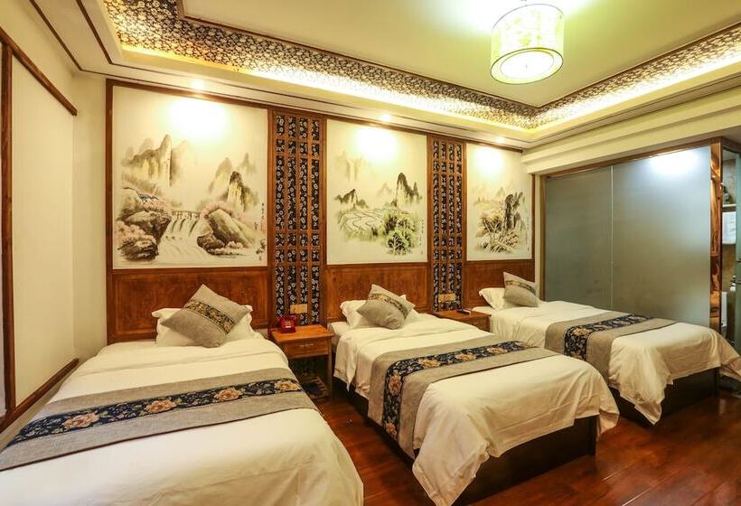 Hostal Tusi Courtyard