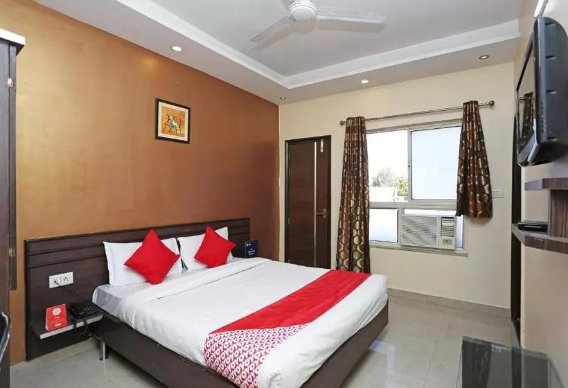 Hotelli Golden Square By Oyo Rooms