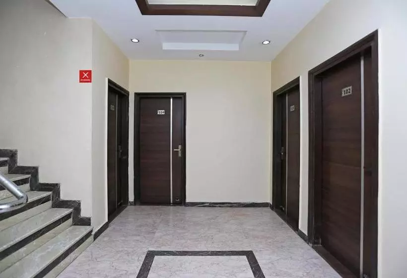 Hotelli Golden Square By Oyo Rooms