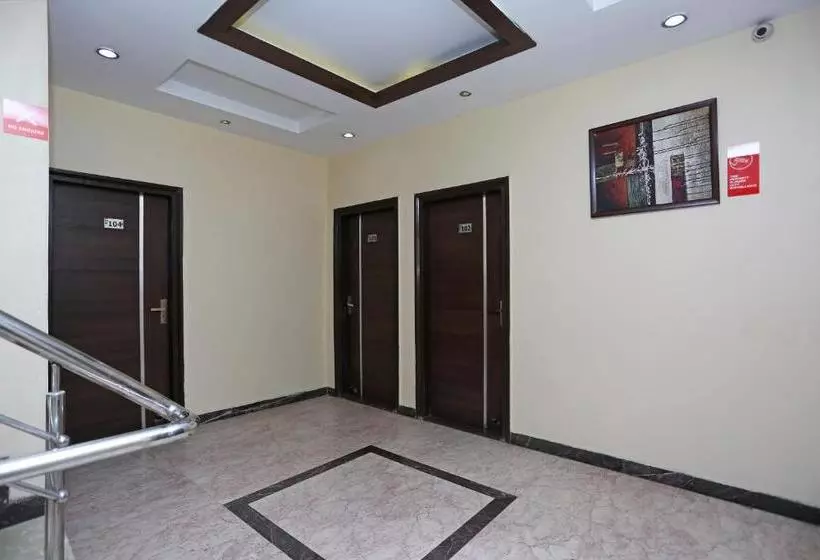 Hotelli Golden Square By Oyo Rooms