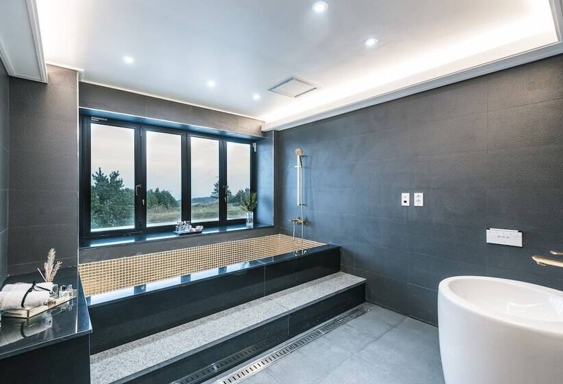 Pensione Honors Kingdom