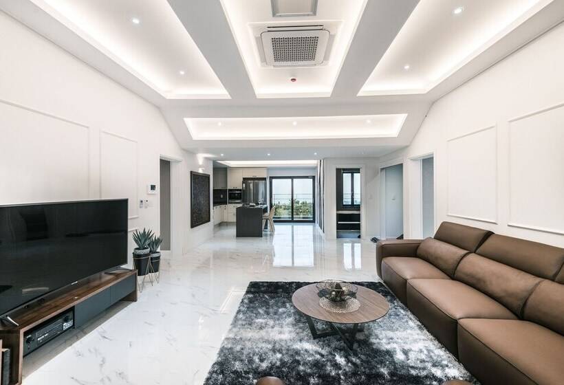 Pensione Honors Kingdom