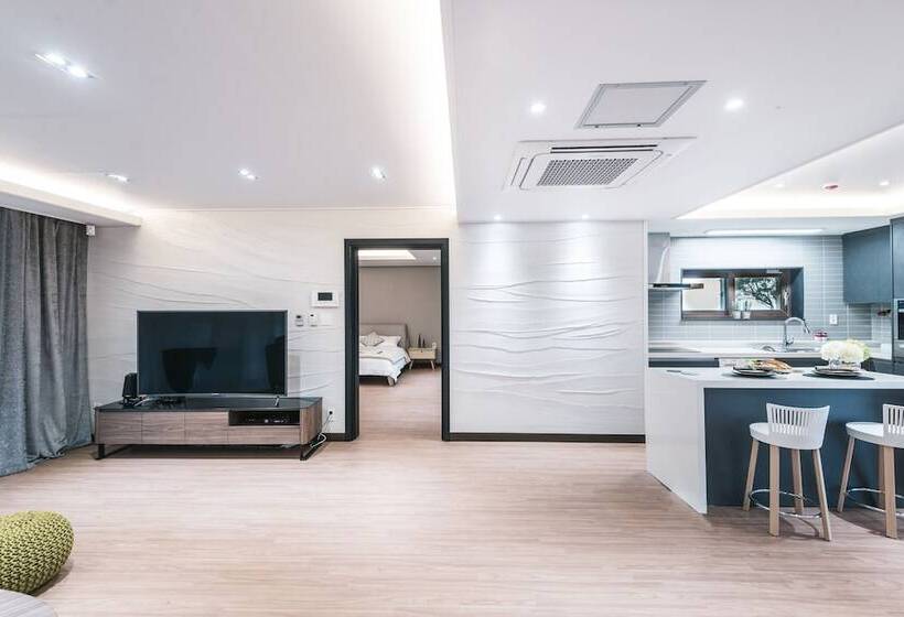 Pensione Honors Kingdom