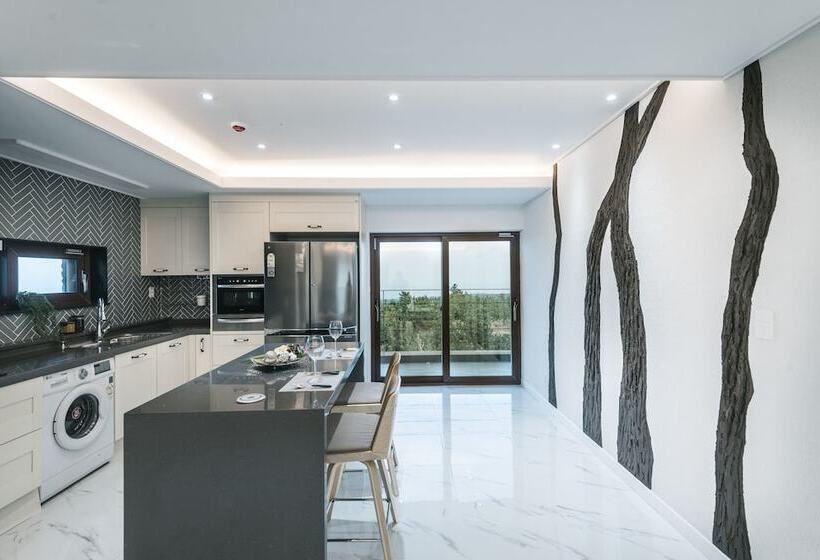 Pensione Honors Kingdom