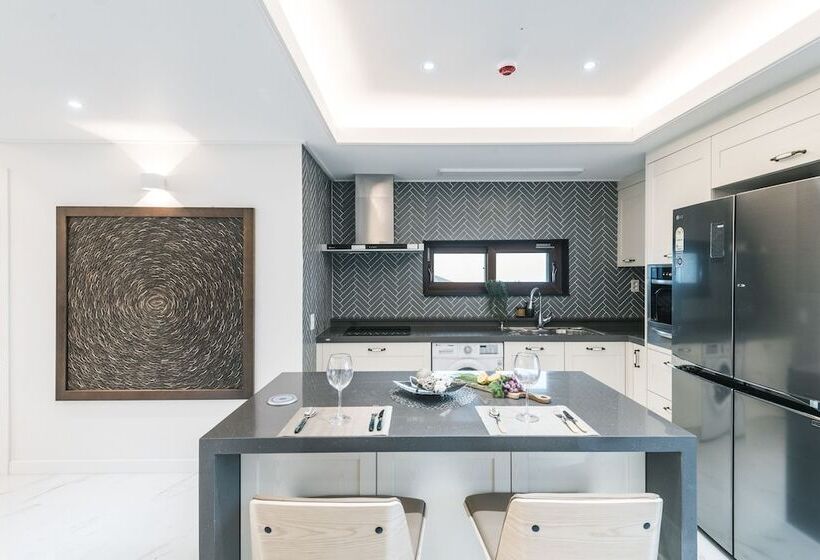 Pensione Honors Kingdom