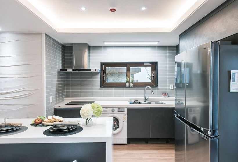 Pensione Honors Kingdom