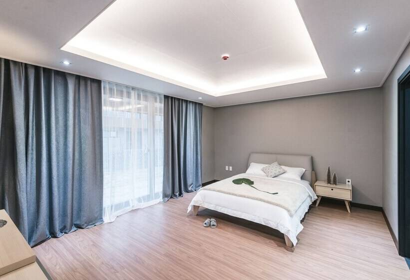 Pensione Honors Kingdom