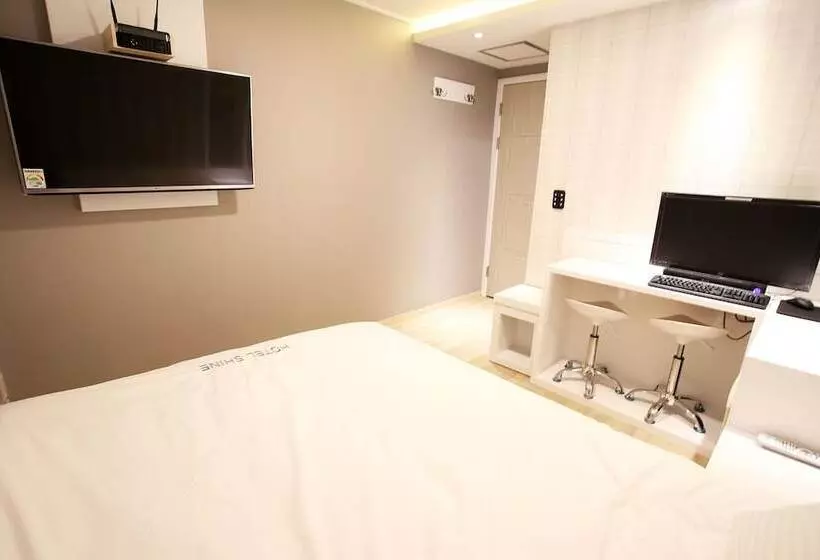 Hotel Shine