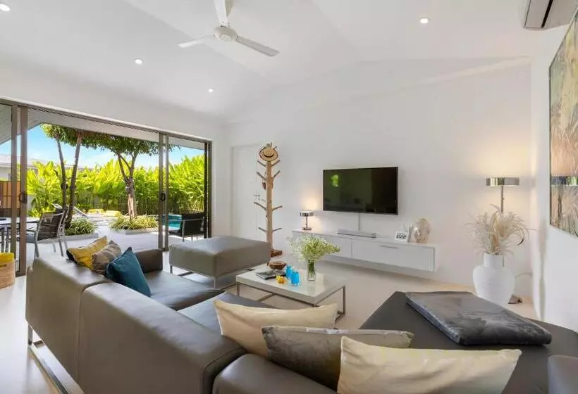 Villa White Orchid