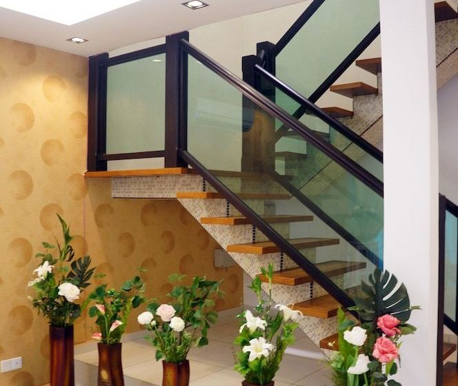 ペンション Gurney Luxe Inn