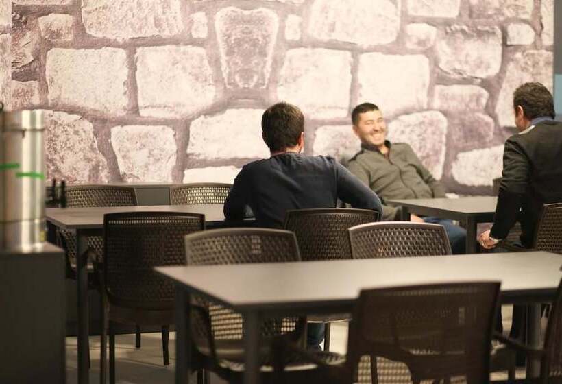 Karyola Otel   Caters To Men