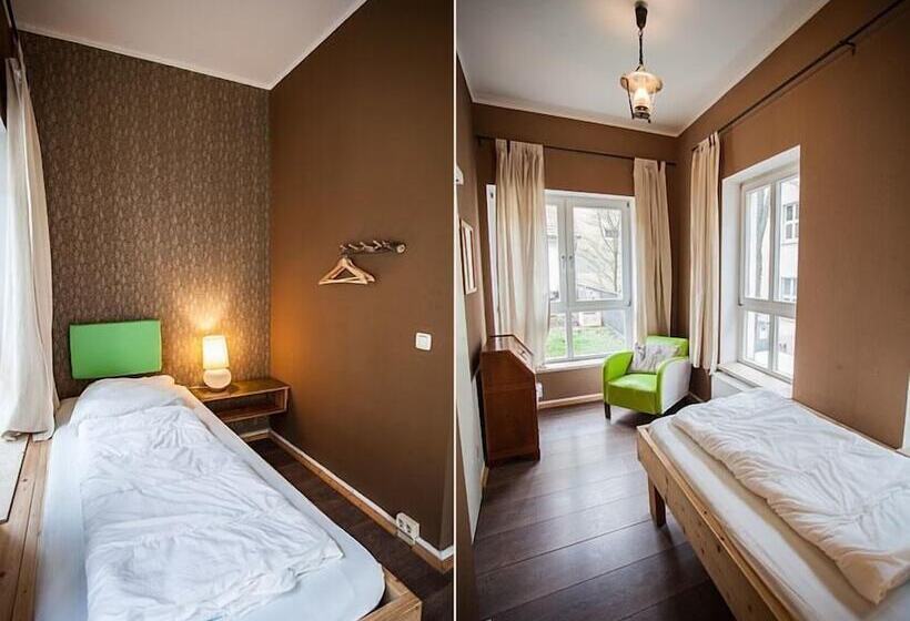 Karyola Otel   Caters To Men