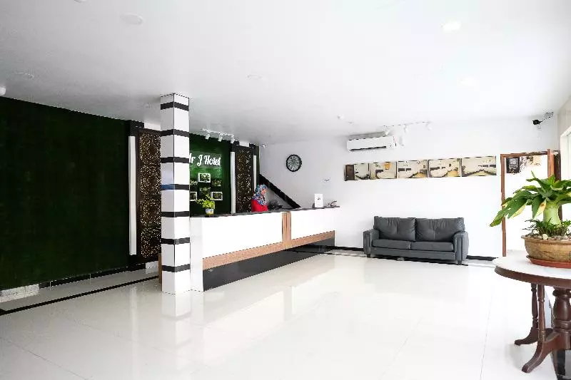 Oyo 718 Mr J Hotel Wakaf Che Yeh 1