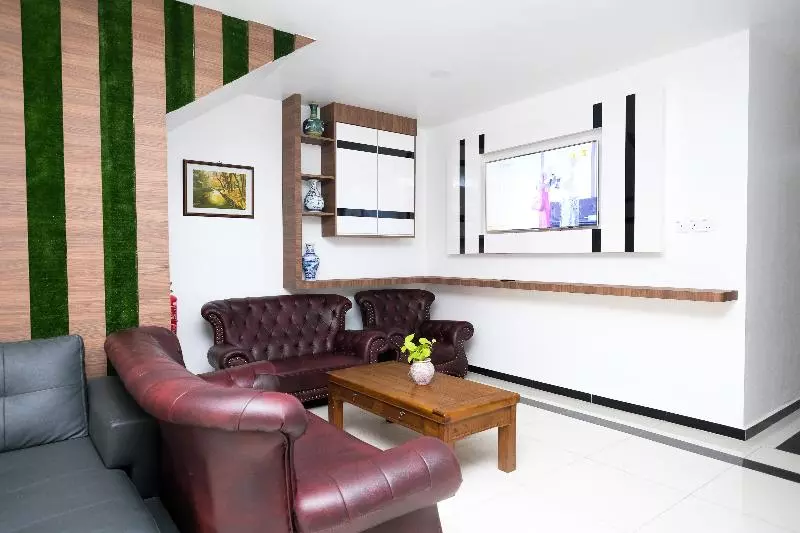 Oyo 718 Mr J Hotel Wakaf Che Yeh 1