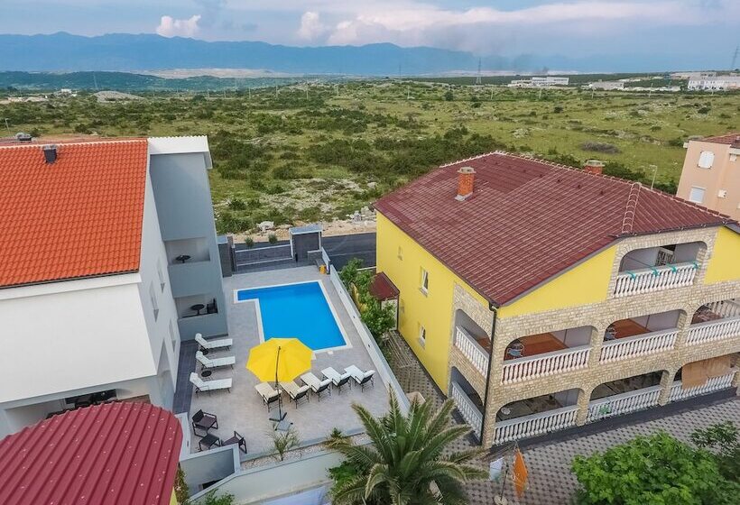 بنسيون Pool Apartments Lucky Luke