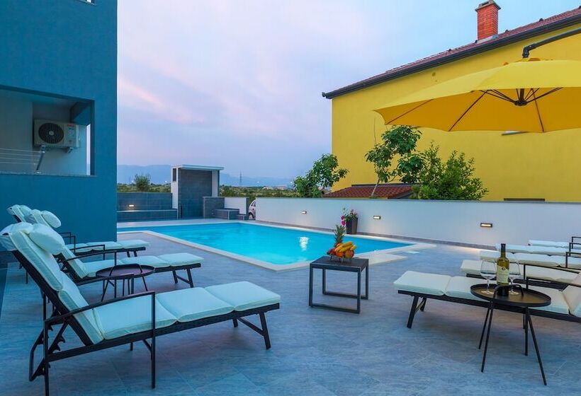 بنسيون Pool Apartments Lucky Luke