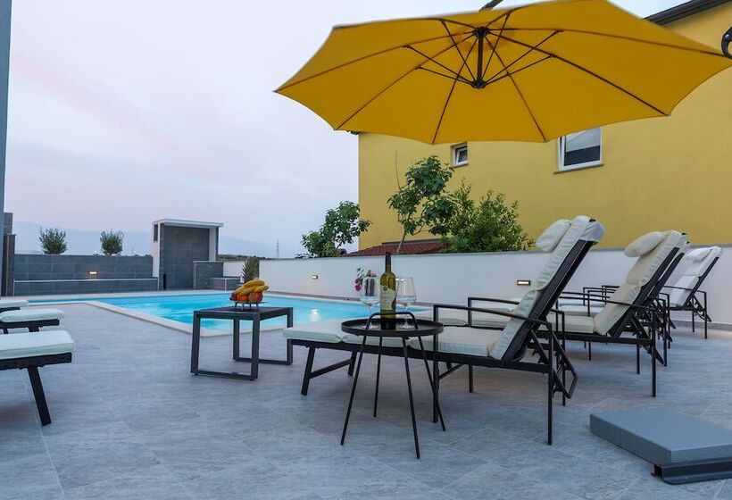 بنسيون Pool Apartments Lucky Luke