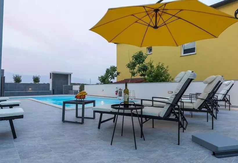 ペンション Pool Apartments Lucky Luke