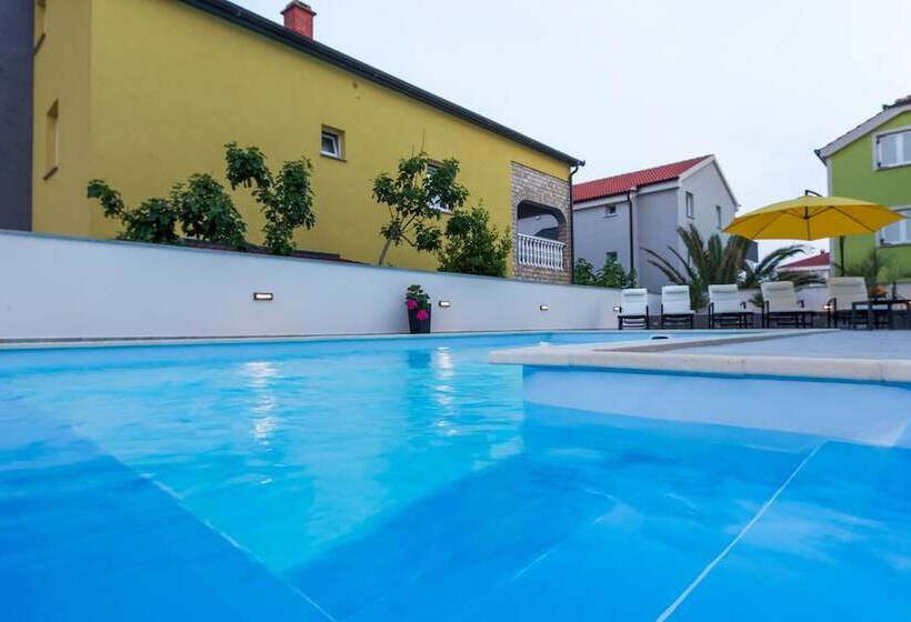 بنسيون Pool Apartments Lucky Luke