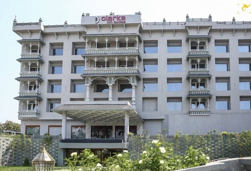 בית מלון כפרי Clarks Inn Suites Raipur