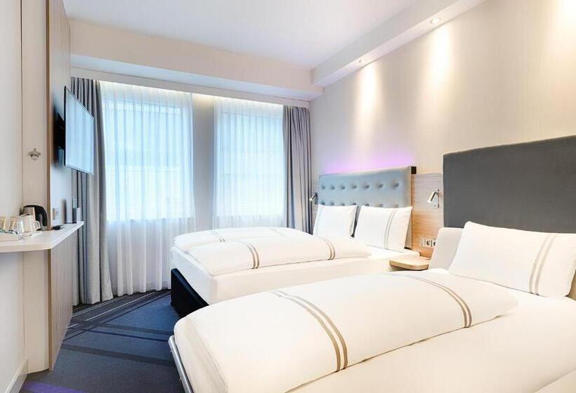 Отель Premier Inn Premier Inn Frankfurt Westend