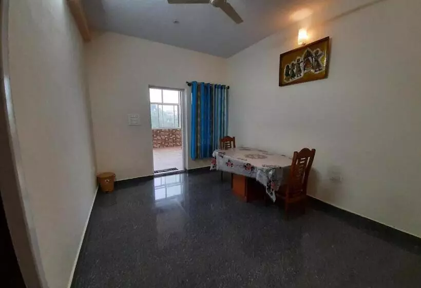 هتل Daisey Dee Homestay