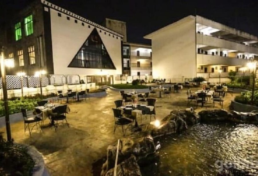 Iroomz Hotel Trupti International