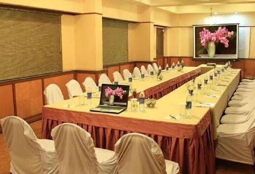 Iroomz Hotel Trupti International