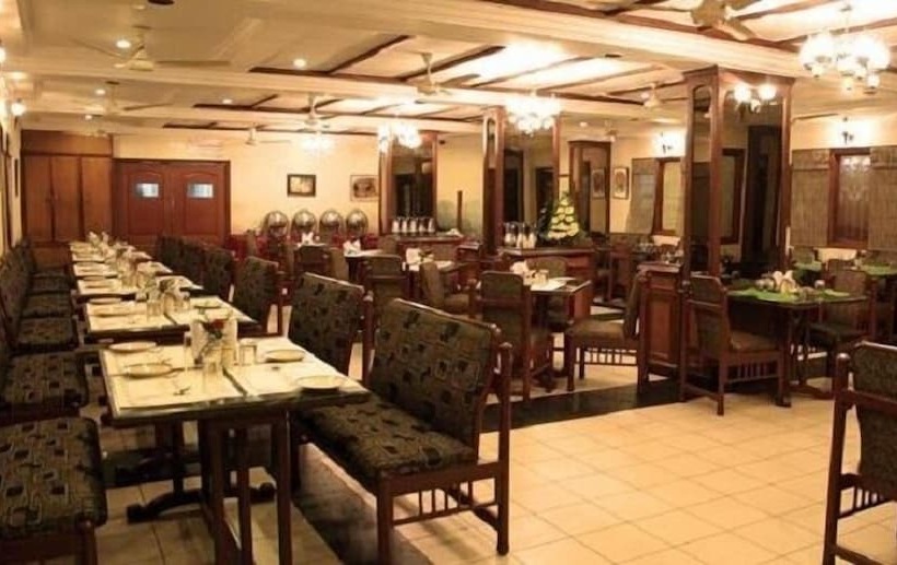 Iroomz Hotel Trupti International