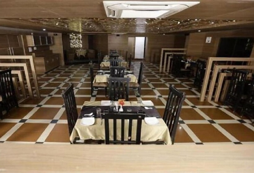 Iroomz Hotel Trupti International