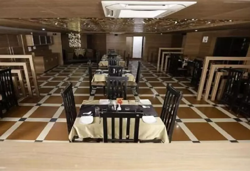 Iroomz Hotel Trupti International