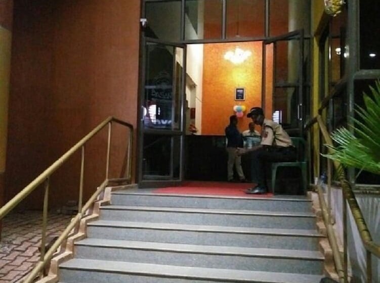 Iroomz Hotel Trupti International