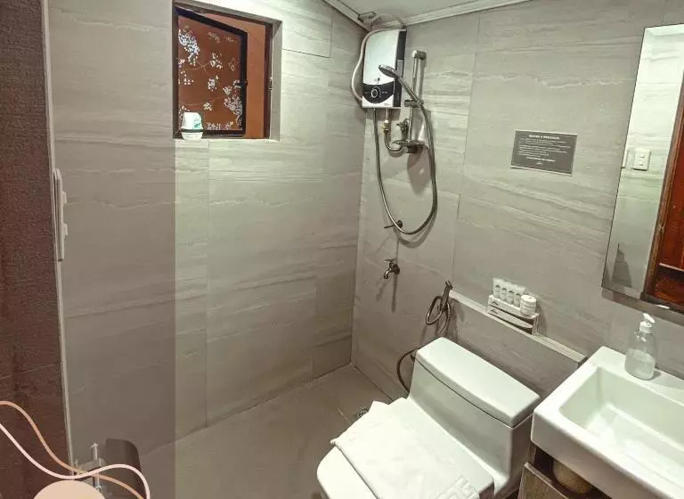 هتل The Lakeview Suites