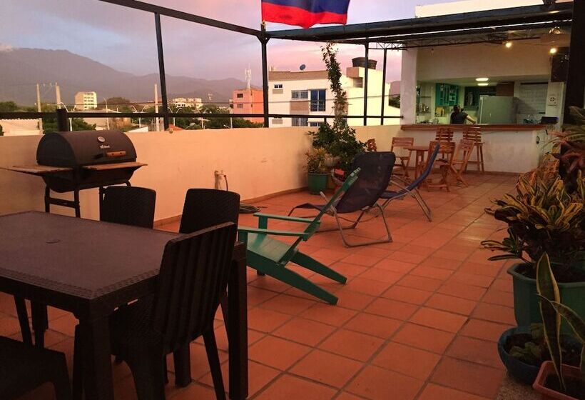 هتل Bacano Hostel