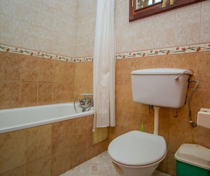 هتل Arch Apartments