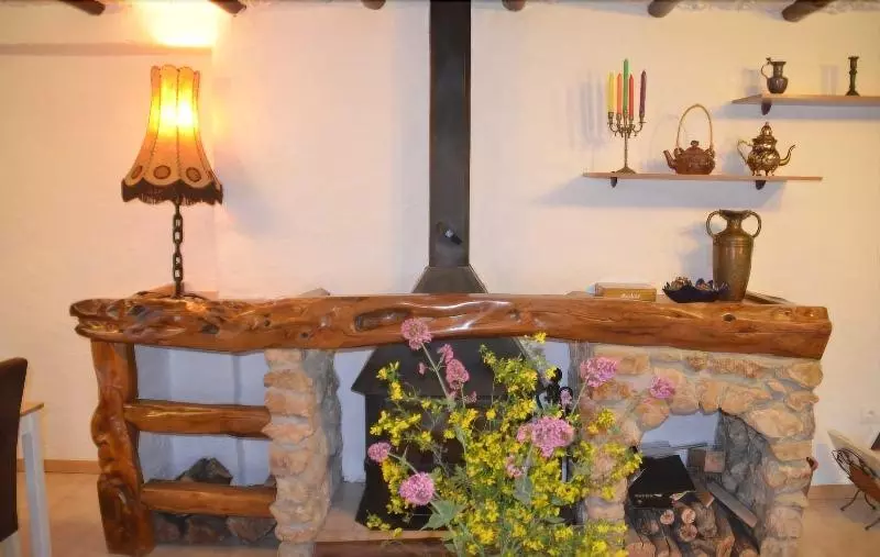 El Almendro Y La Montana